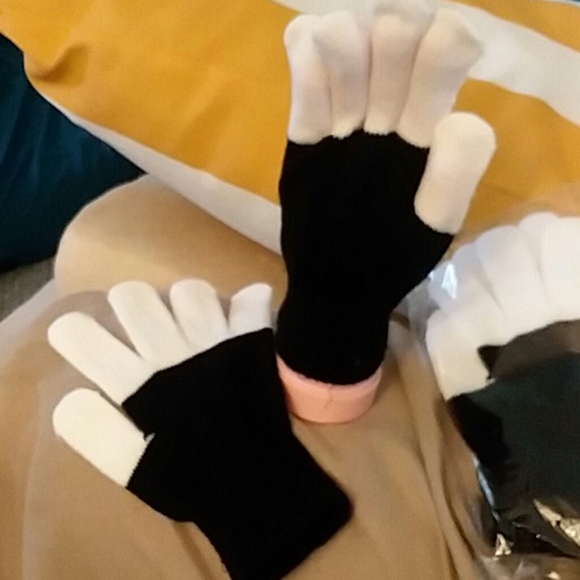 Set of Knit Finger Gloves - Picture 2 of 4